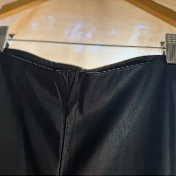 Karen Kane Faux Leather Crop Wide Leg Pants Black Size Small NWT - Picture 4 of 7